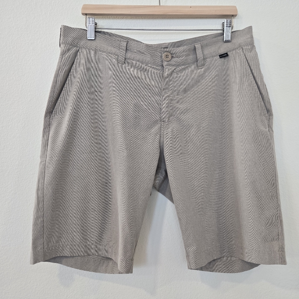 Travis Mathew flat front chino beige golf lightweight shorts size 34